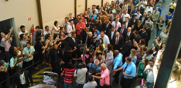 Chegada de Xuxa na Record é marcada por assédio de funcionários