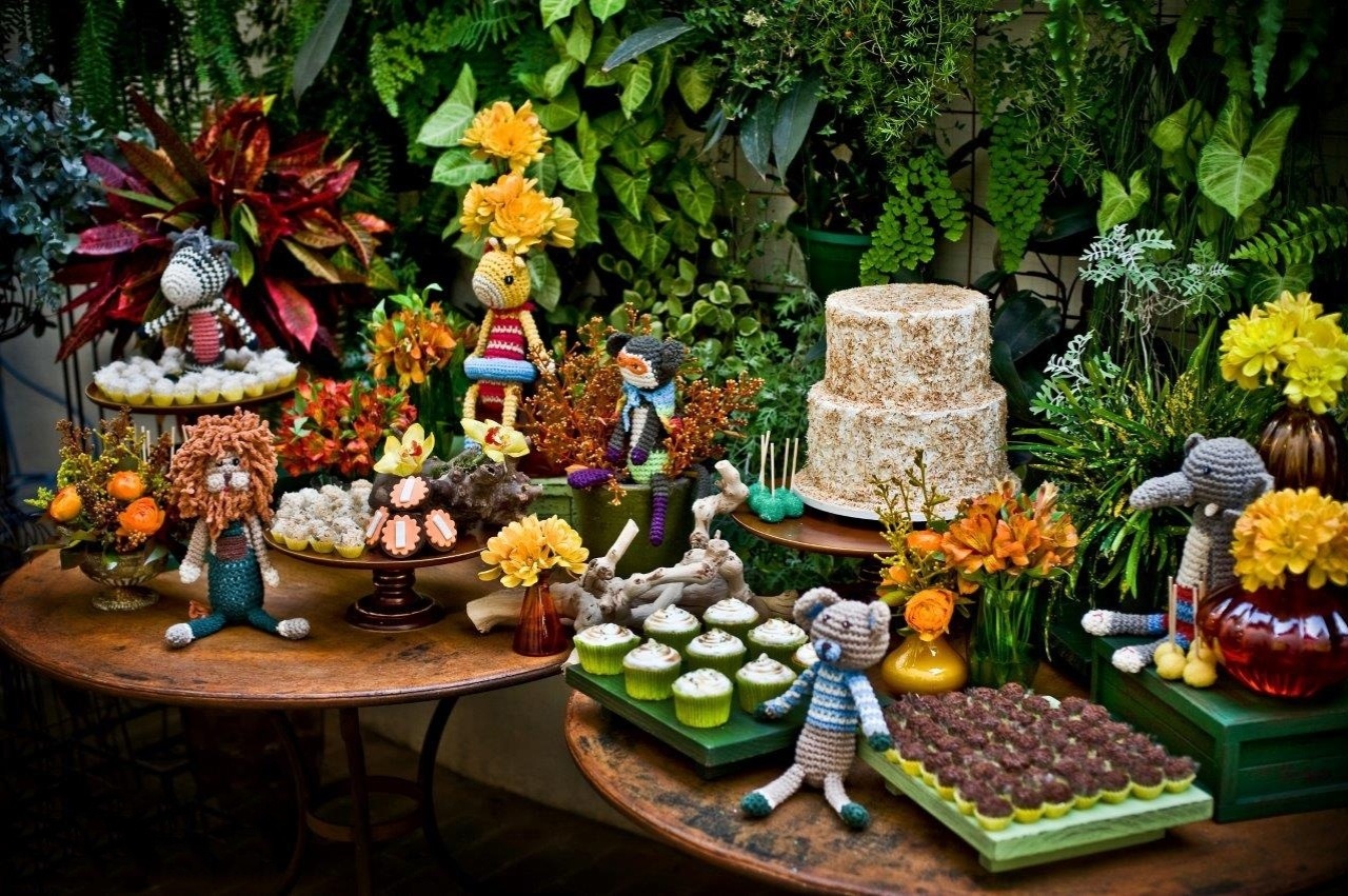 Com a ideia de fazer uma comemoração com ares de antigamente, Kika Duarte, da Auguri Festas (www.augurifestas.com.br), criou uma festa de aniversário com o tema floresta em crochê. Os animais usados para decorar a mesa do bolo foram confeccionados à mão pela loja Little Land (www.littleland.com.br) - Renata e Yuri Fotografia/Divulgação
