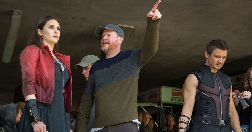 Elizabeth Olsen (Feiticeira Escarlate), o diretor Joss Whedon e Jeremy Renner (Gavião Arqueiro) nas gravações do longa