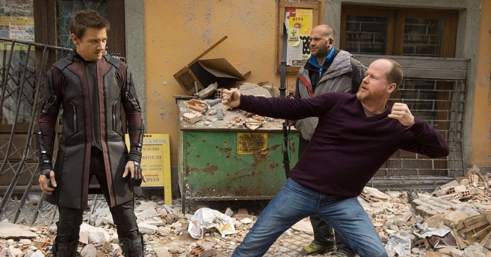 Jeremy Renner (Gavião Arqueiro) recebe direções do diretor Joss Whedon durante as filmagens