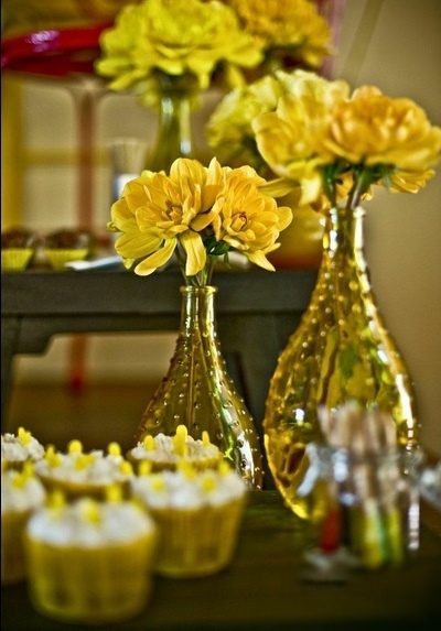 No aniversário com tema floresta de crochê, a decoradora Kika Duarte também utilizou flores naturais - Renata e Yuri Fotografia/Divulgação