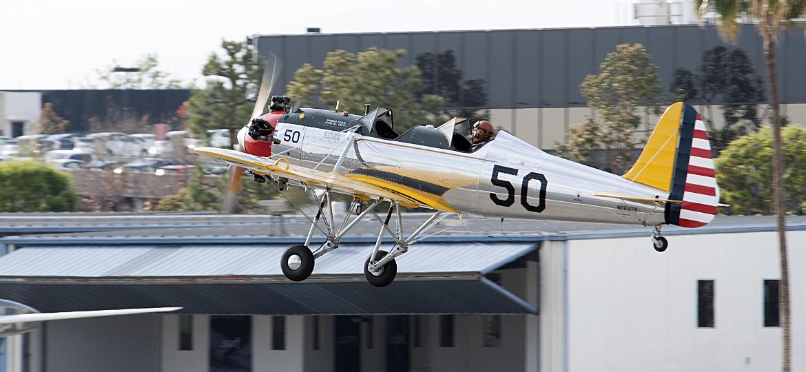 O ator Harrison Ford pilotando o avião PT-22, em Venice, Califórnia, no dia 26 de fevereiro de 2015 - Grosby Group