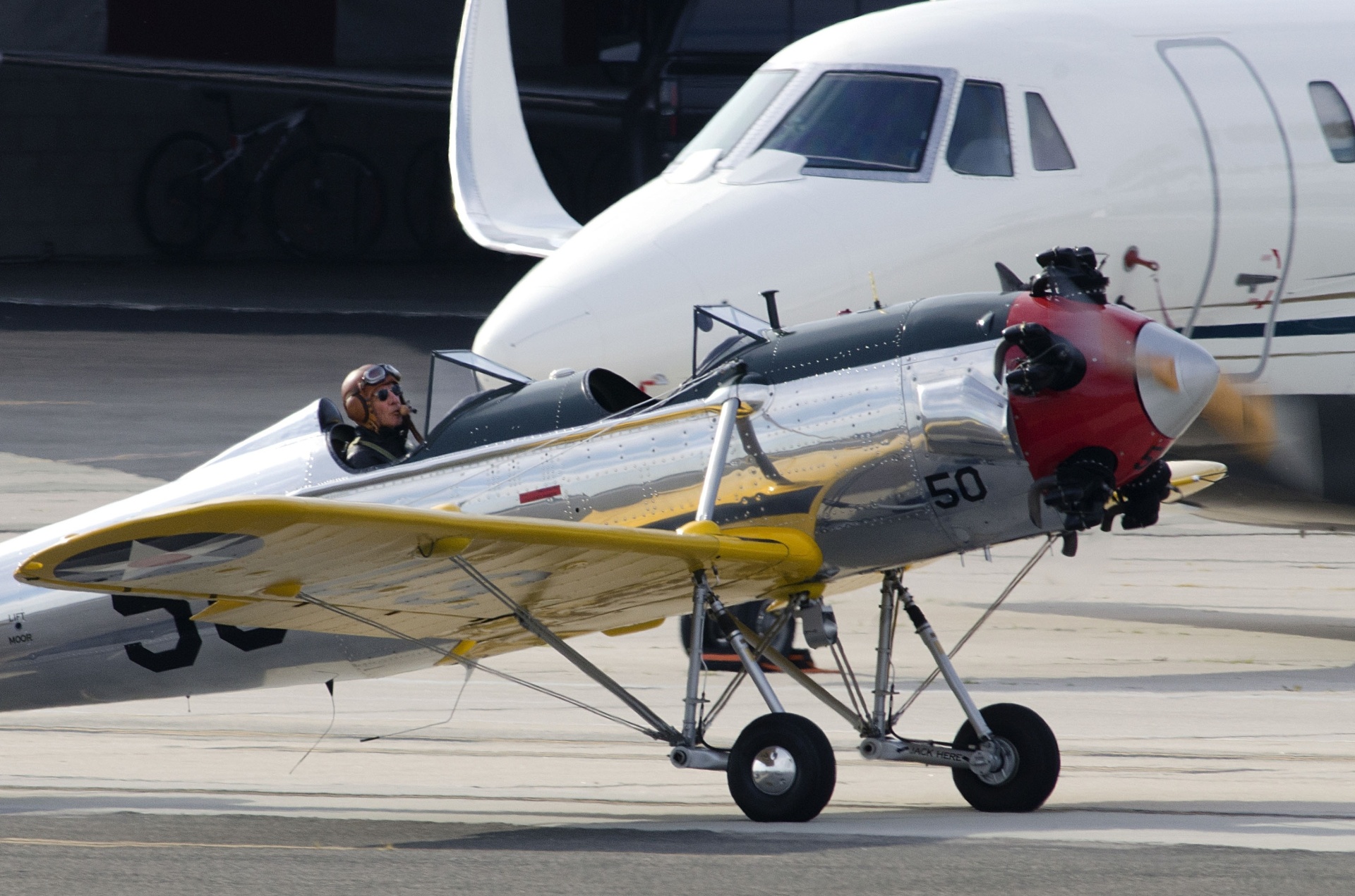 O ator Harrison Ford pilotando o avião PT-22, em Venice, Califórnia, no dia 26 de fevereiro de 2015 - Grosby Group