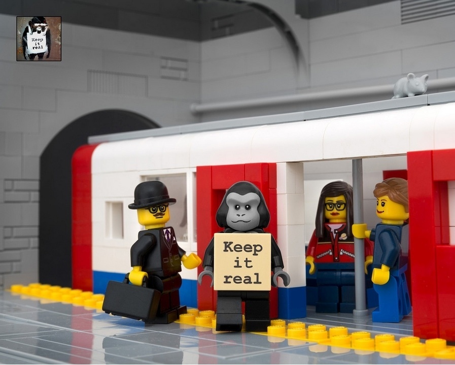 O fotógrafo canadense, Jeff Friesen, usou as peças de Lego da filha June, de oito anos, para recriar obras do artista britânico Banksy, conhecido por sua arte de rua subversiva - Jeff Friesen/thebrickfantastic.com/Reprodução