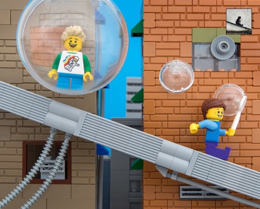 O fotógrafo canadense, Jeff Friesen, usou as peças de Lego da filha June, de oito anos, para recriar obras do artista britânico Banksy, conhecido por sua arte de rua subversiva - Jeff Friesen/thebrickfantastic.com/Reprodução