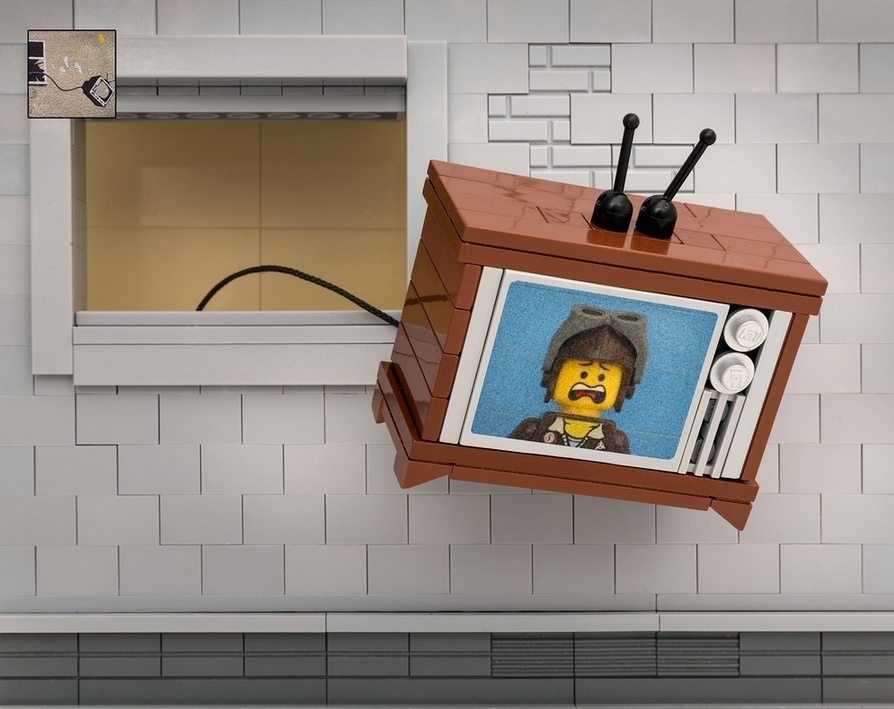 O fotógrafo canadense, Jeff Friesen, usou as peças de Lego da filha June, de oito anos, para recriar obras do artista britânico Banksy, conhecido por sua arte de rua subversiva - Jeff Friesen/thebrickfantastic.com/Reprodução