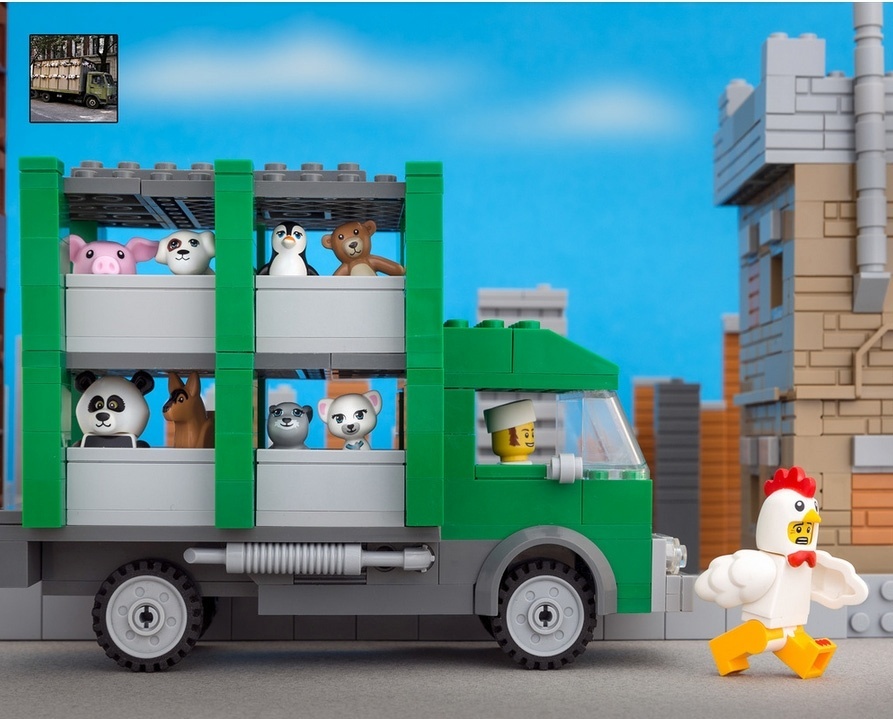 O fotógrafo canadense, Jeff Friesen, usou as peças de Lego da filha June, de oito anos, para recriar obras do artista britânico Banksy, conhecido por sua arte de rua subversiva - Jeff Friesen/thebrickfantastic.com/Reprodução