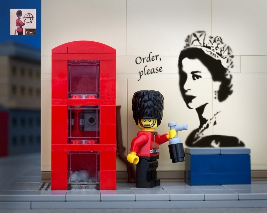 O fotógrafo canadense, Jeff Friesen, usou as peças de Lego da filha June, de oito anos, para recriar obras do artista britânico Banksy, conhecido por sua arte de rua subversiva - Jeff Friesen/thebrickfantastic.com/Reprodução
