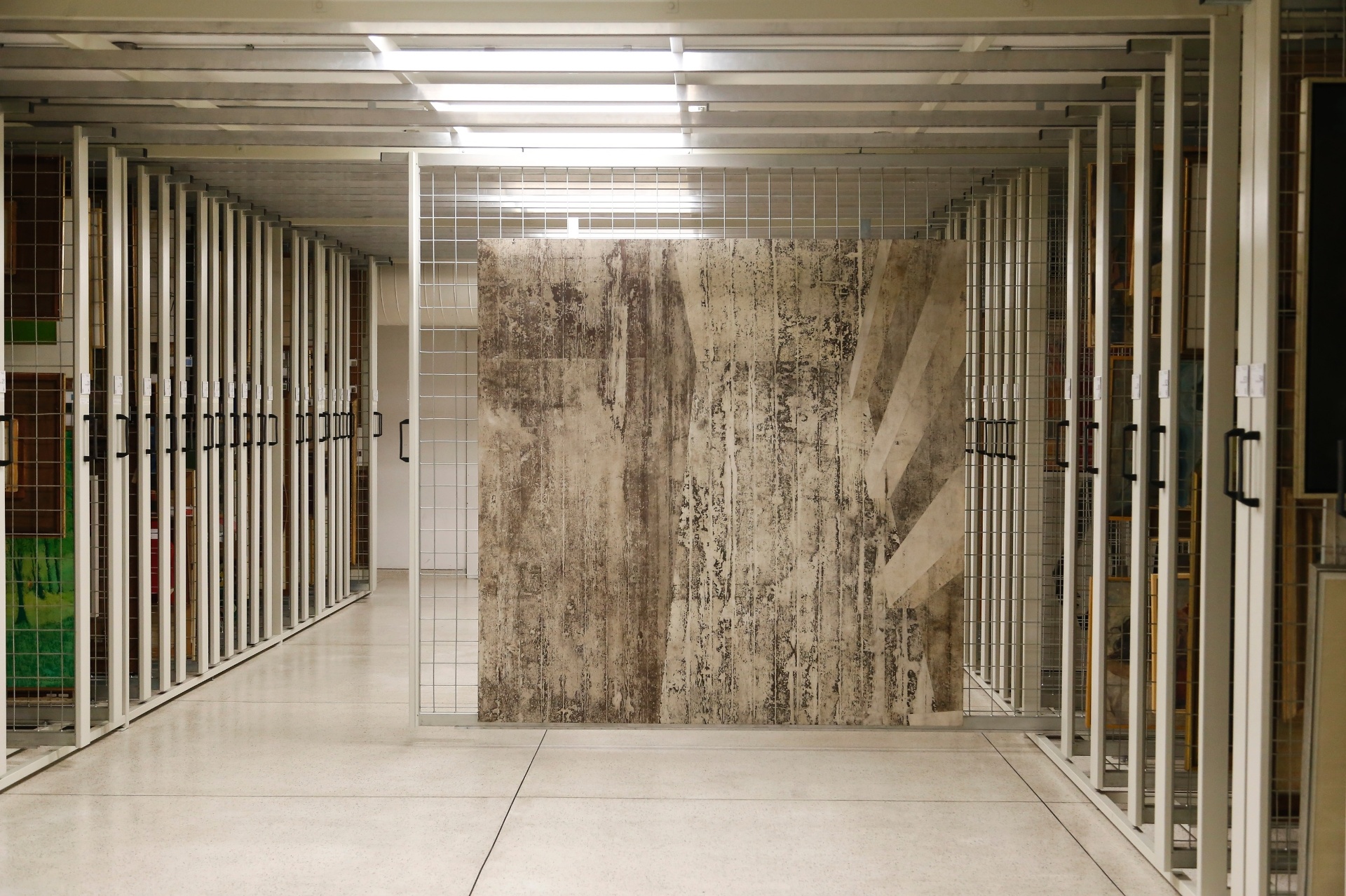 Obra "Galeria" (2002), de Daniel Senise, apreendida durante a operação Lava Jato, que apura irregularidades na Petrobras, estão agora no acervo do Museu Oscar Niemeyer (MON) - Daniel Derevecki/UOL