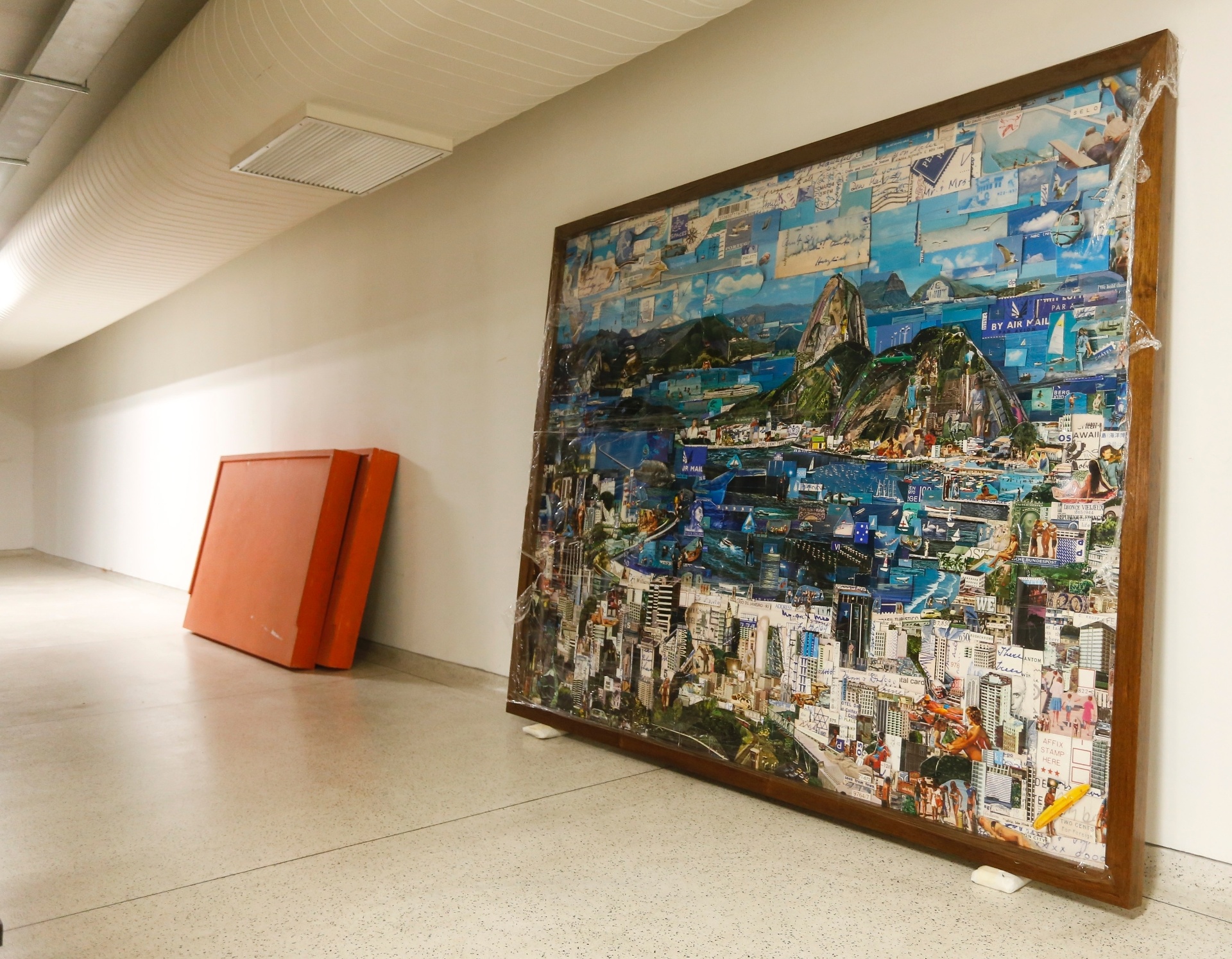 Obra Rio de Janeiro (2013), de Vik Muniz, apreendida durante a operação Lava Jato, que apura irregularidades na Petrobras, estão agora no acervo do Museu Oscar Niemeyer (MON) - Daniel Derevecki/UOL