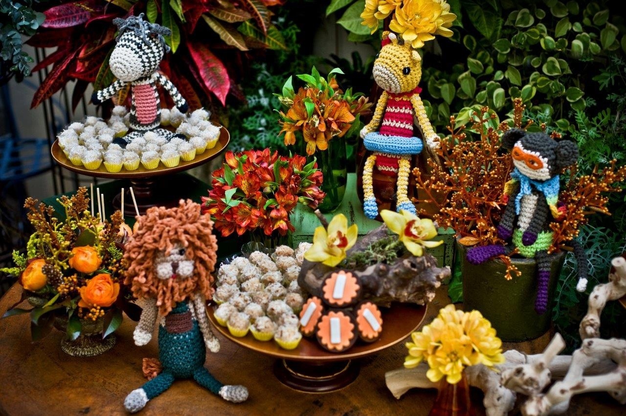 Para compor a decoração desse aniversário, Kika Duarte, da Auguri Festas, escolheu bandejas e suportes com inspiração vintage para acomodar os doces oferecidos aos convidados. As peças são da Ideia Única (www.ideiaunica.com.br), empresa de locação de objetos para festas - Renata e Yuri Fotografia/Divulgação