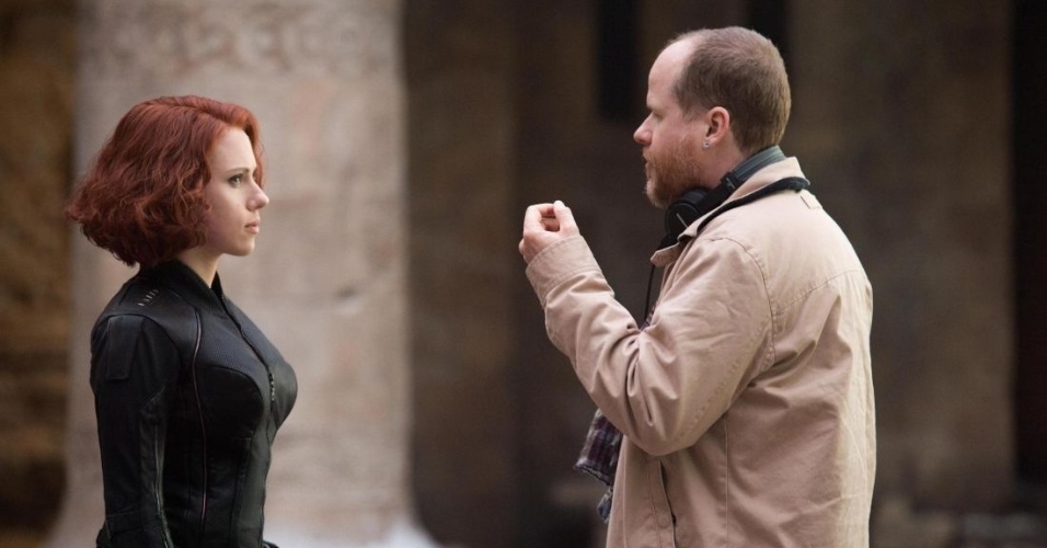 Scarlett Johansson como a Viúva Negra, recebendo indicações do diretor Joss Whedon