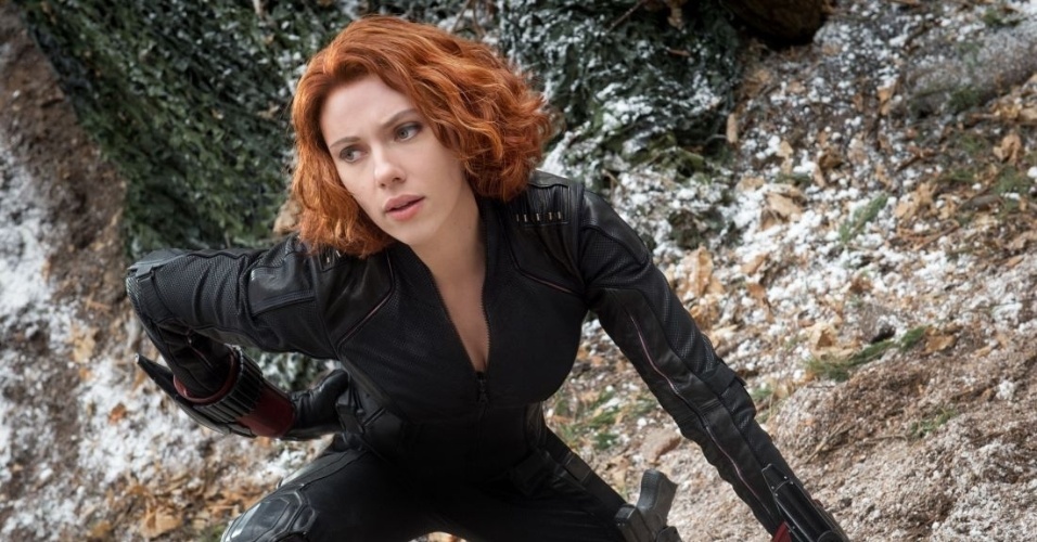 Scarlett Johansson estrela como a Viúva Negra