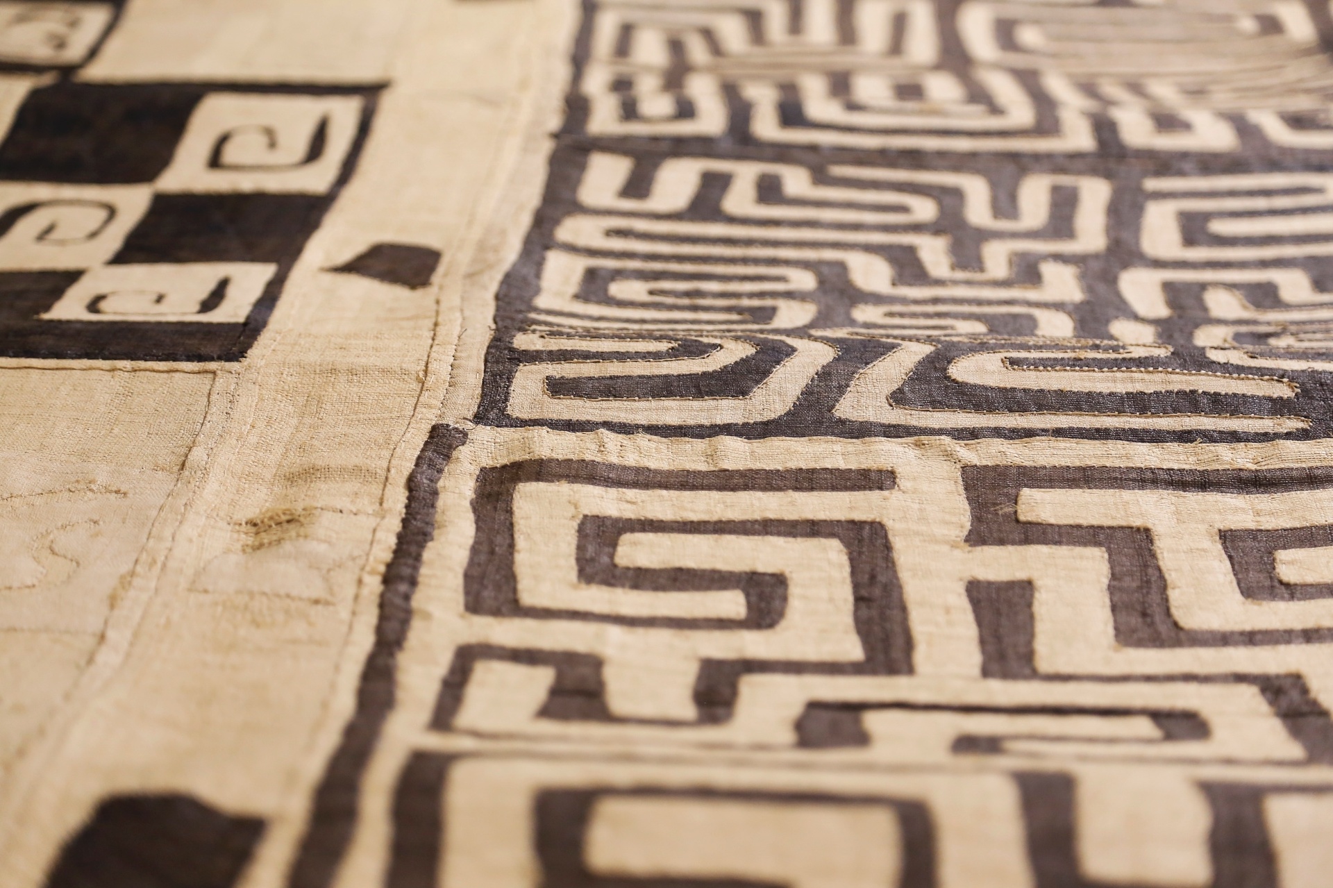 Tapeçaria Africana (autor desconhecido), apreendida durante a operação Lava Jato, que apura irregularidades na Petrobras, estão agora no acervo do Museu Oscar Niemeyer (MON) - Daniel Derevecki/UOL