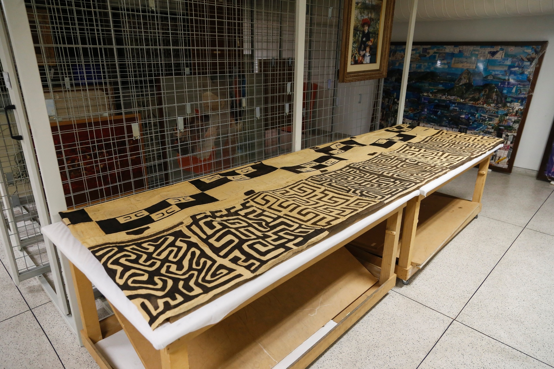 Tapeçaria Africana (autor desconhecido) apreendida durante a operação Lava Jato, que apura irregularidades na Petrobras, estão agora no acervo do Museu Oscar Niemeyer (MON). - Daniel Derevecki/UOL