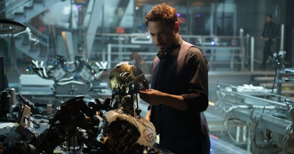 Tony Stark (Robert Downey Jr.) observa destroços no filme