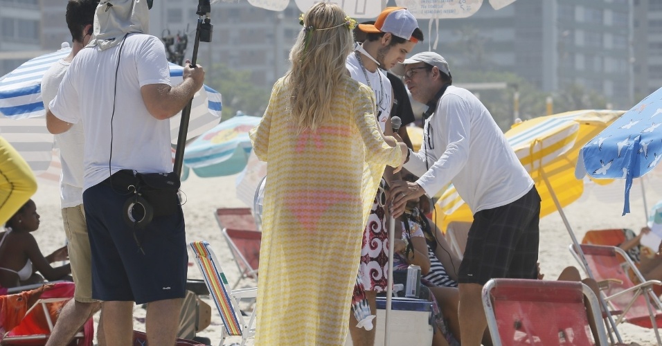 06.mar.2015 - Fiorella Mattheis grava cenas do filme "Vai Que Cola" na praia do Leblon, RJ