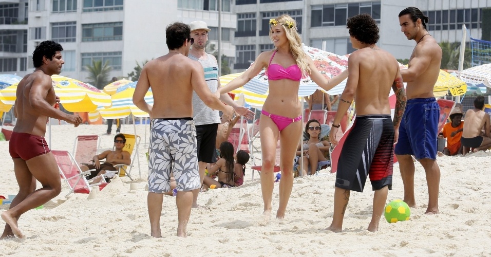 06.mar.2015 - Fiorella Mattheis grava cenas do filme "Vai Que Cola" na praia do Leblon, RJ