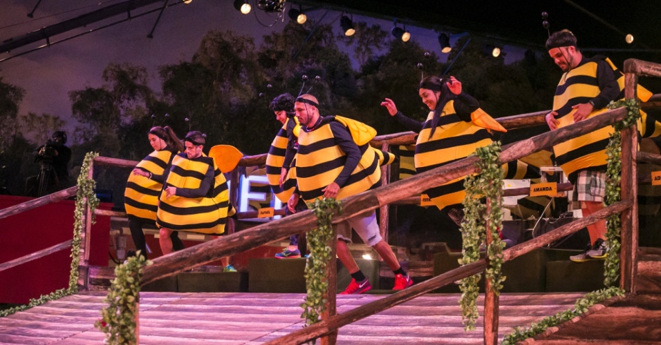 5.mar.2015 - Caracterizados de abelhas, Fernando, Amanda, Tamires, Adrilles, Rafael e Mariza correm na sétima prova do líder do "BBB15"