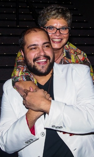 5.mar.2015 - Tiago Abravanel recebe o carinho da mãe, Cinthia Abravanel na pré-estreia para convidados do espetáculo "Mudança de Hábito", no Teatro Renault, na noite desta quinta-feira