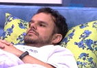 Deitado na cama, Adrilles diz para Fernando: "Acordei excitado" - Reprodução / TV Globo