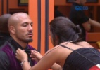 Amanda retribui favor e arruma gravata borboleta de Fernando - Reprodução / TV Globo