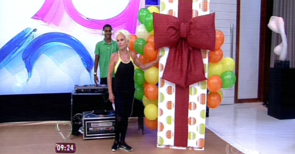 6.mar.2015 - Ana Maria Braga mostra caixa grande com laço e faz surpresa sobre presente de aniversário para Louro José no "Mais Você"
