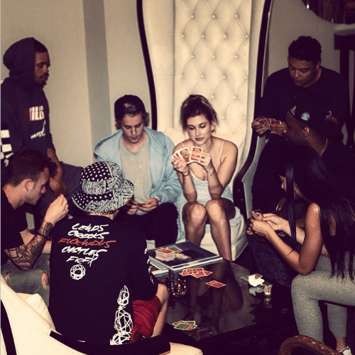 6.mar.2015 - Justin Bieber se diverte com amigos jogando cartas de baralho e mostra no Instagram, na madrugada desta sexta-feira