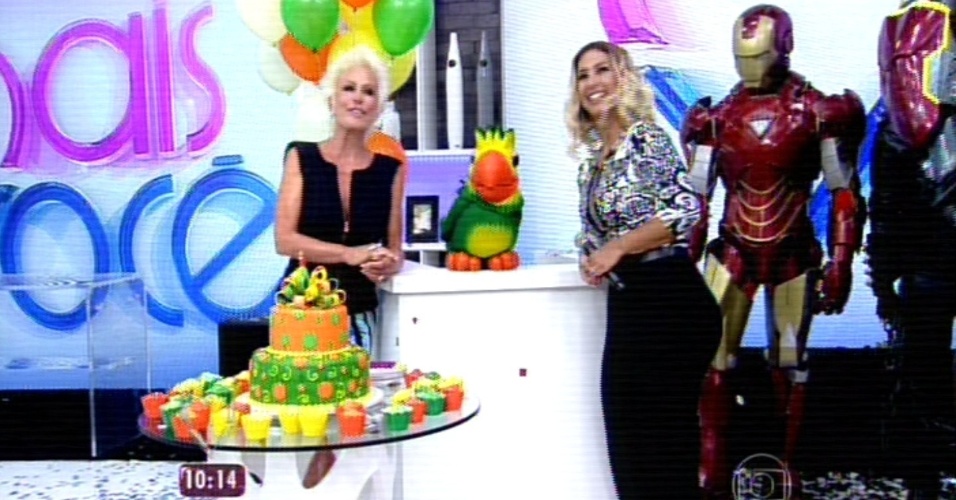 6.mar.2015 - Louro José comemora aniversário de 18 anos acompanhado por Ana Maria Braga e Valesca Popozuda no "Mais Você"