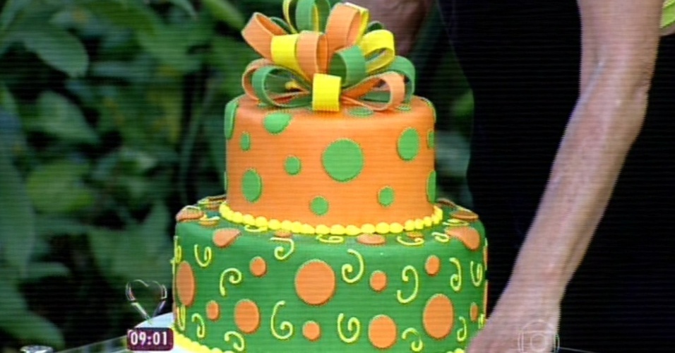 6.mar.2015 - Louro José ganha bolo colorido em homenagem aos seus 18 anos de vida