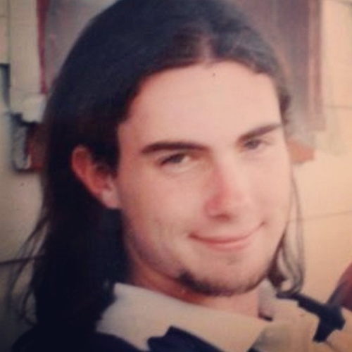 6.mar.2015 - O cantor Adam Levine tirou do fundo do baú uma foto da adolescência e fez graça com o seu visual aos 17 anos