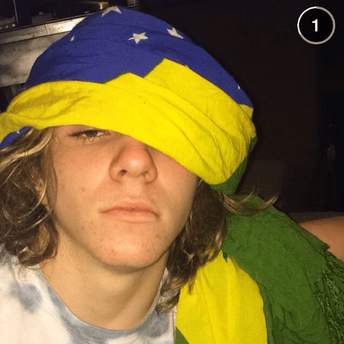 6.mar.2015 - Rocco Ritchie, filho de Madonna, posta foto no Instagram com a bandeira do Brasil enrolada na cabeça, na manhã desta sexta-feira