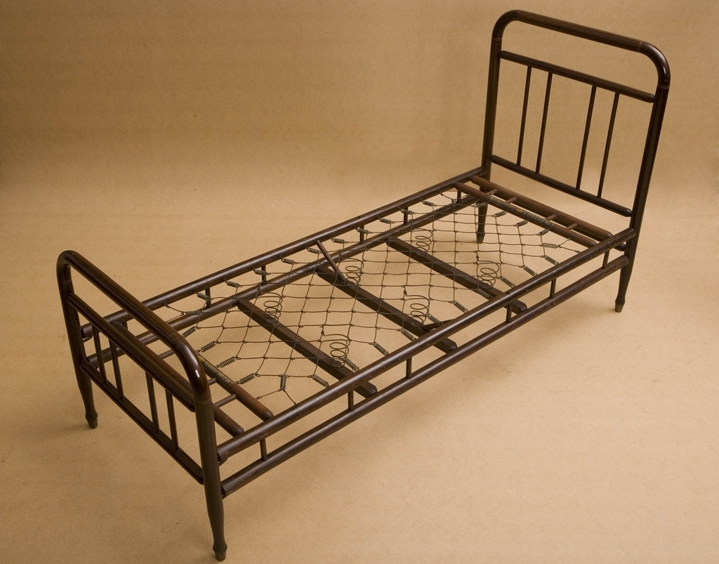 A cama Patente, desenhada em 1915 por Celso Martinez Carrera, demonstra a racionalização da produção de móveis no Brasil. O modelo também marca a utilização da madeira torneada - Gal Oppido/ Divulgação