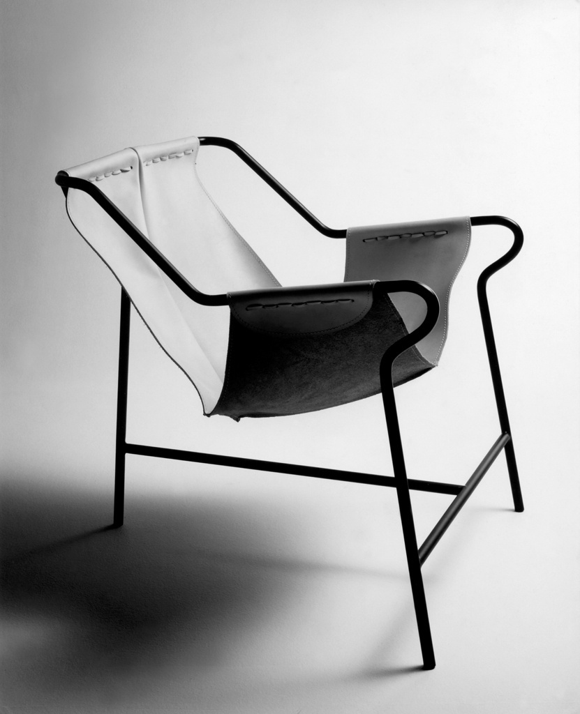 A poltrona tripé formatada por conduítes pintados e couro (sola) foi desenhada para o Studio de Arte Palma, por Lina Bo Bardi, em 1948. Clique no "MAIS" ao final da legenda e saiba um pouco mais sobre a italiana que completaria 100 anos em 2014 e foi responsável pela arquitetura do MASP e do Sesc Pompéia - Divulgação