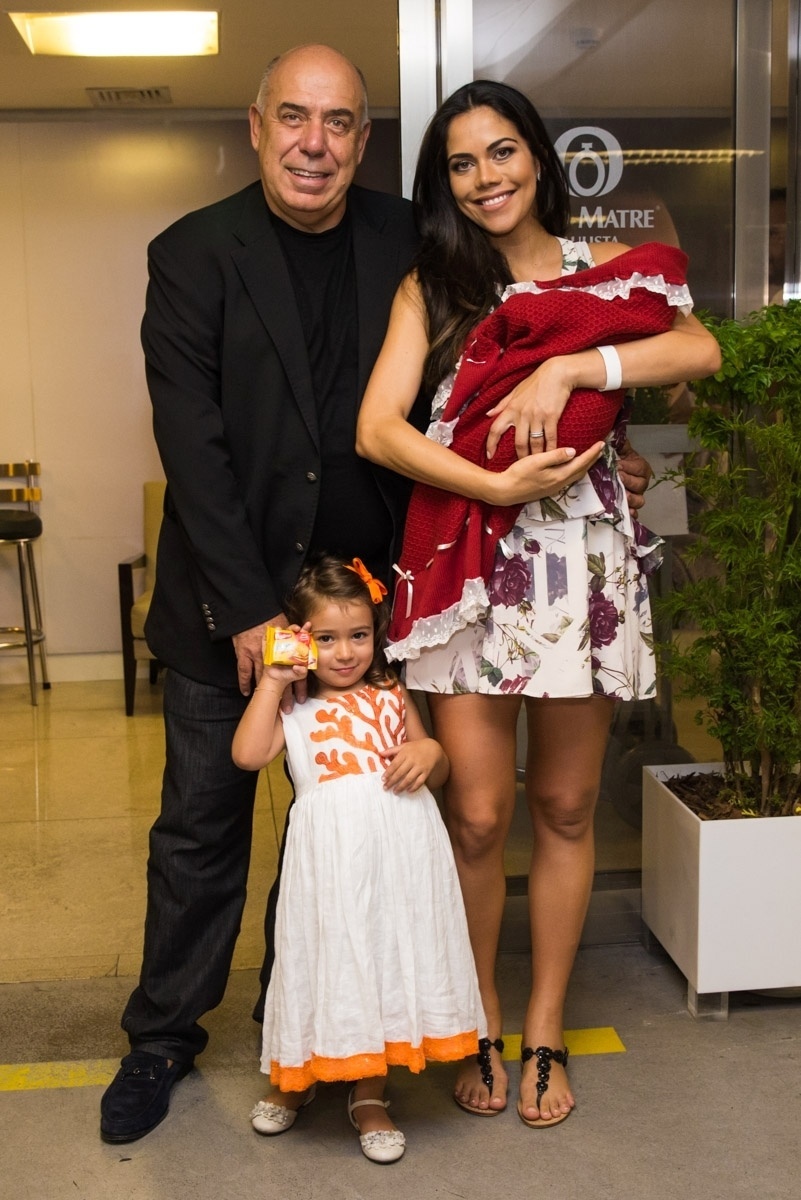 Daniela Alburquerque deixa a maternidade com sua segunda filha, Antonella