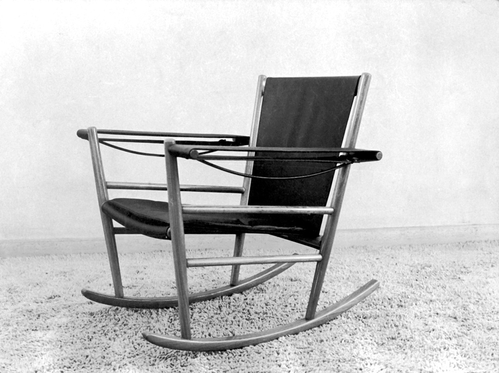 Datada de 1947, a cadeira de balanço tem corpo de madeira e conta com assento e encosto estruturados em couro. O desenho é de Joaquim Tenreiro - Divulgação