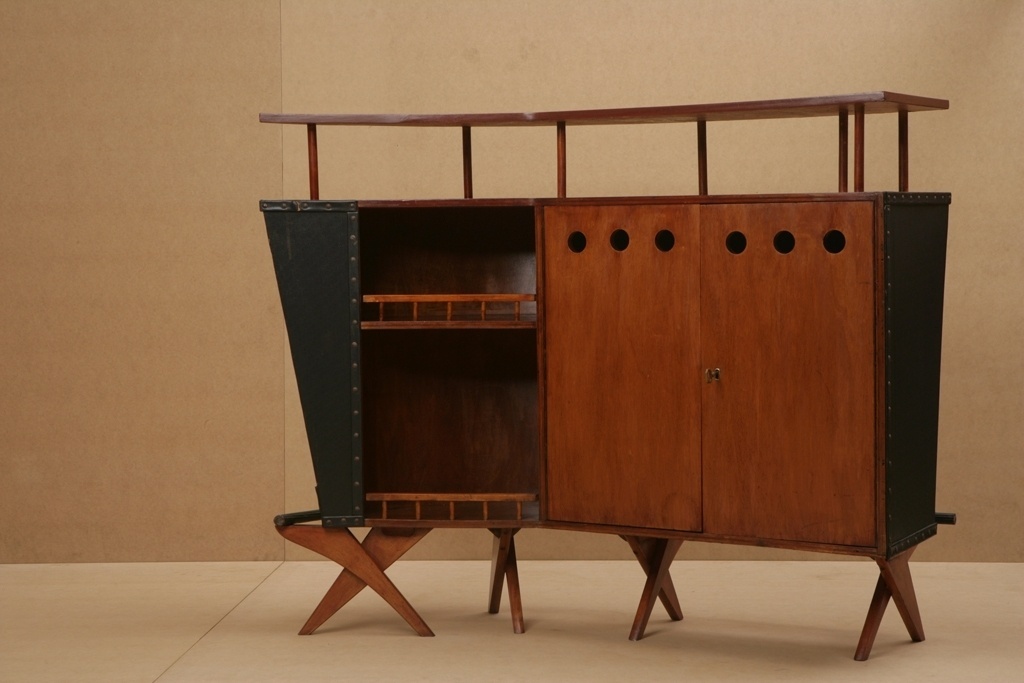 O Bar em couro e madeira é uma criação de José Zanine Caldas para a Móveis Artísticos Z e data da década de 1950 - Gal Oppido/ Divulgação