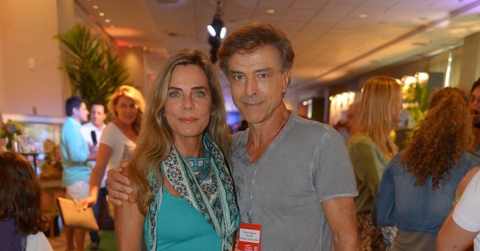 07.mar.2015 - A atriz Bruna Lombardi e o marido, o ator Carlos Alberto Riccelli