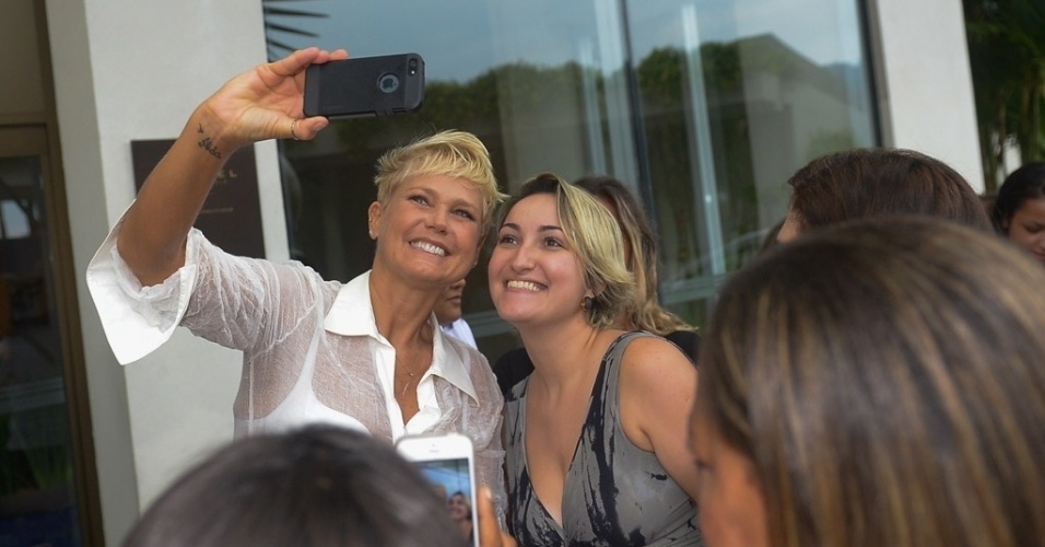 07.mar.2015 - Xuxa atende aos fãs e posa para selfies