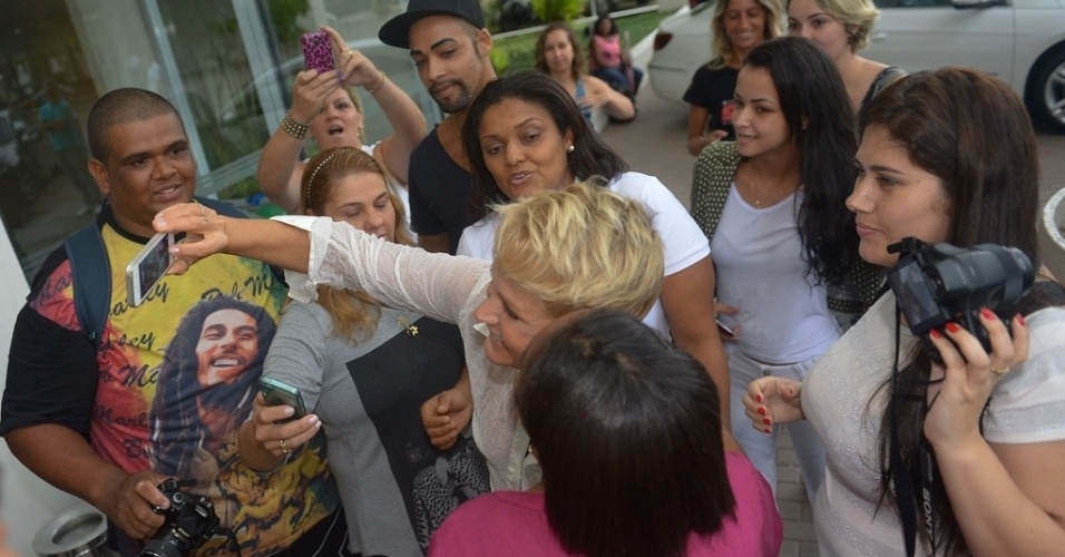 07.mar.2015 - Xuxa atende aos fãs e posa para selfies