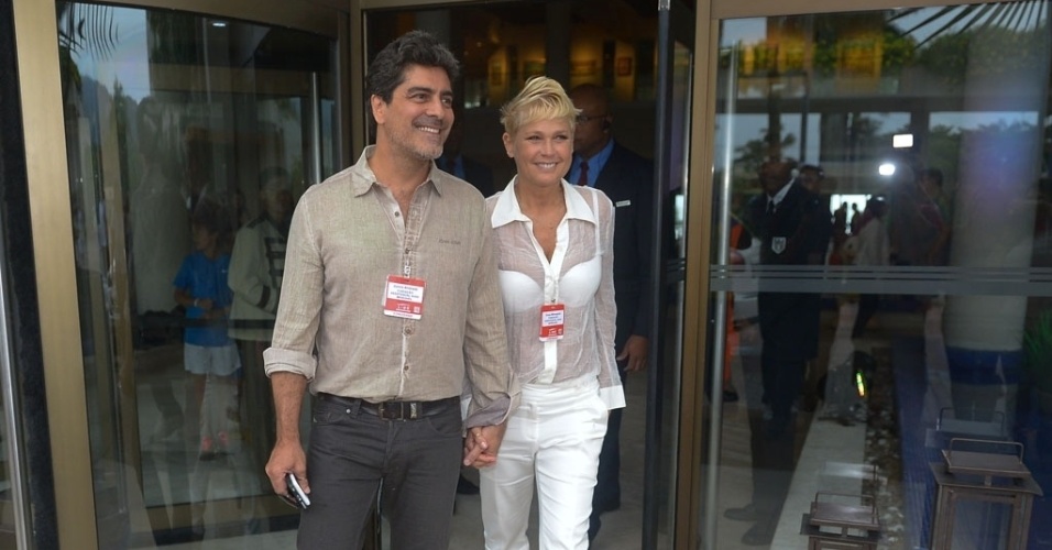 07.mar.2015 - Xuxa chega ao evento acompanhada de Junno Andrade