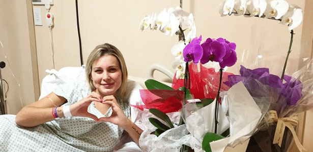 Andressa Urach aparece sorrindo na cama de hospital