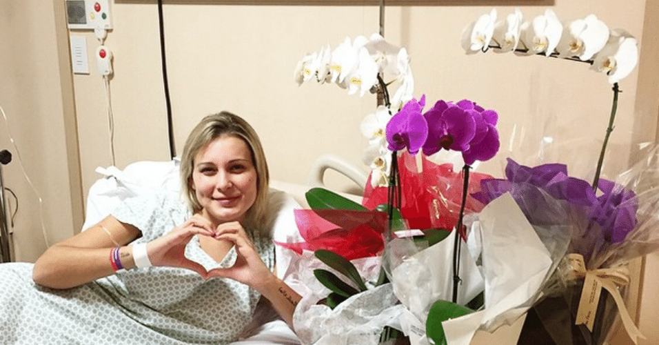 6.mar.2015 - Andressa Urach aparece sorrindo na cama de hospital, mas explica na legenda que a bioplastia que fez continua trazendo problemas para sua saúde. 