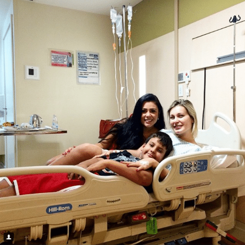 6.mar.2015 - Andressa Urach recebe visita de amiga e do filho, Arthur, no hospital Alvorada, em São Paulo. A modelo está internada para tratar um problema que teve com uma bioplastia mal sucedida