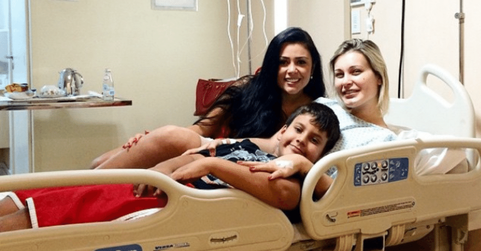 6.mar.2015 - Andressa Urach recebe visita de amiga e do filho, Arthur, no hospital Alvorada, em São Paulo. A modelo está internada para tratar um problema que teve com uma bioplastia mal sucedida
