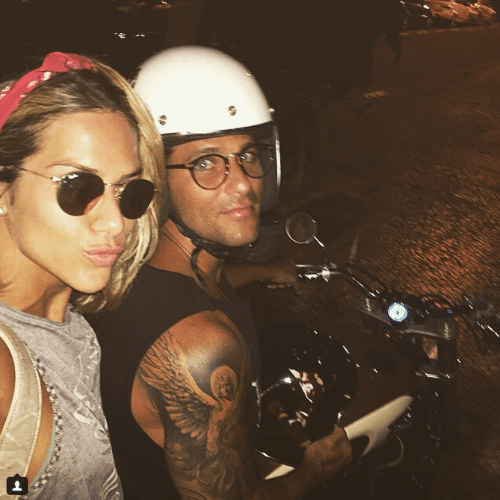 6.mar.2015 - Giovanna Ewbank sobe na garupa da moto do marido, Bruno Gagliasso, e o casal faz um passeio noturno nesta sexta-feira. A atriz postou o momento do casal em seu Instagram