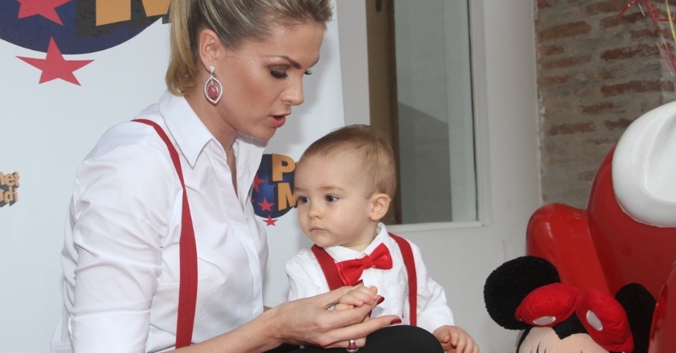 7.mar.2015 - A apresentadora Ana Hickmann comemora o primeiro aniversário do filho Alexandre em bufê em Moema, São Paulo