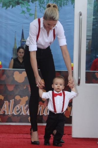 7.mar.2015 - Ana Hickmann chega com o filho Alexandre a bufê em Moema, São Paulo, para a comemoração de um ano do filho