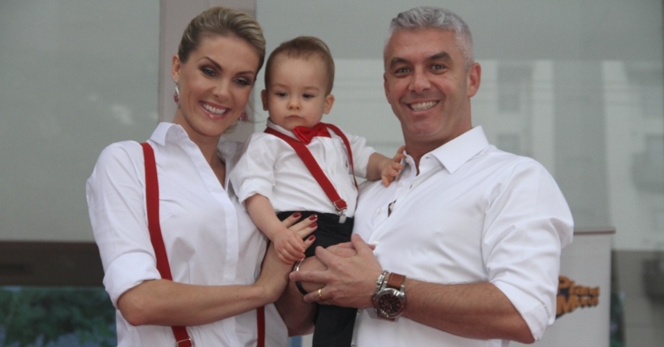 7.mar.2015 - Com o marido, Alexandre Correa, a apresentadora Ana Hickmann comemora o primeiro aniversário do filho Alexandre em bufê em Moema, São Paulo