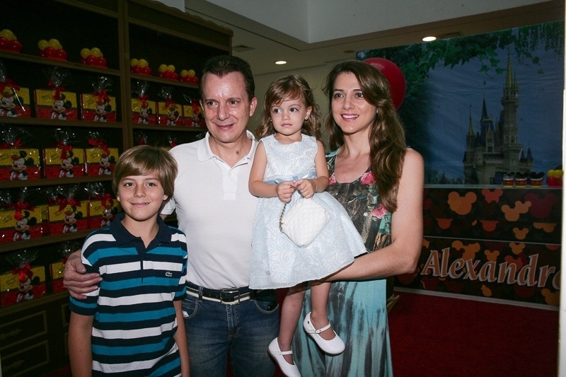 7.mar.2015 - O deputado federal Celso Russomano vai com a família ao aniversário de um ano de Alexandre, filho de Ana Hickmann